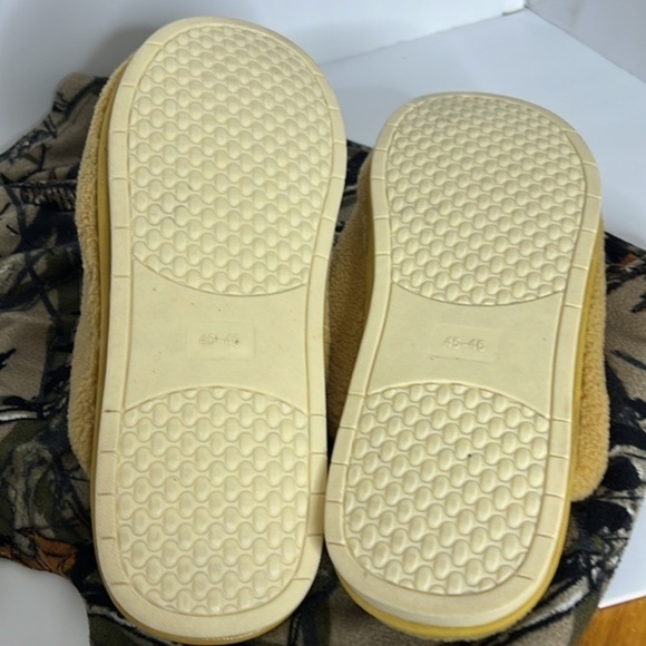 FRUIT OF THE LOOM MENS RELAXING PANTS SIZE 32-34 MEDIUM AND MENS HOUSE SLIPPERS - Picture 14 of 16